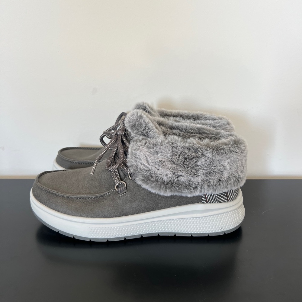 Skechers Women's Bobs Skipper Wave-Cozy Queen Fashion Boot Size 8